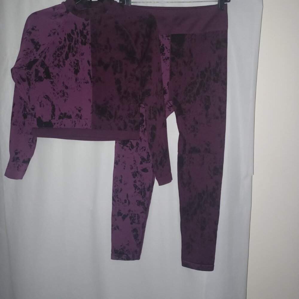 FABLETICS COURTNEY SEAMLESS LONG SLEEVE TOP & HIGH WAISTED SEAMLESS LEGGING SET - Picture 2 of 14